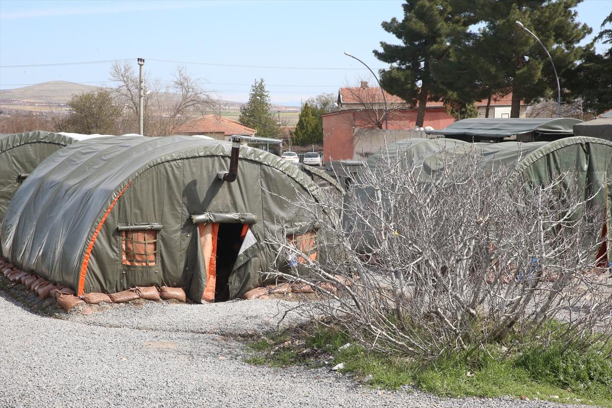 Mavi bereliler depremzedeleri Ramazan'da da bırakmıyor