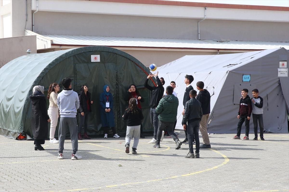 Mavi bereliler depremzedeleri Ramazan'da da bırakmıyor