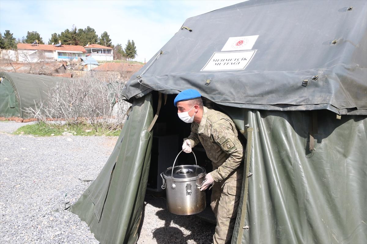 Mavi bereliler depremzedeleri Ramazan'da da bırakmıyor