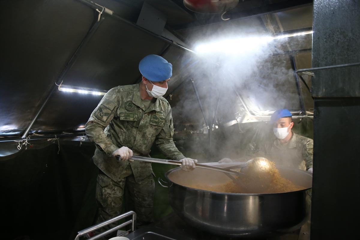Mavi bereliler depremzedeleri Ramazan'da da bırakmıyor