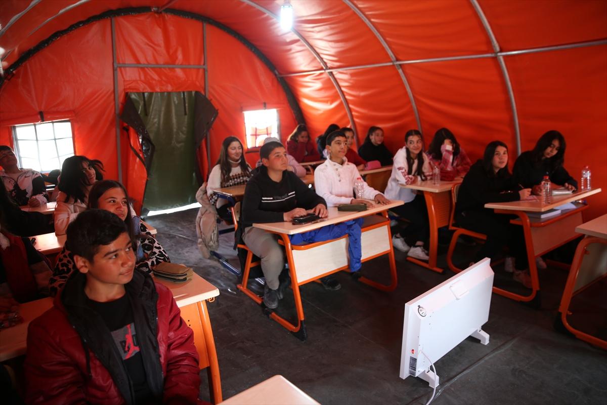 Mavi bereliler depremzedeleri Ramazan'da da bırakmıyor