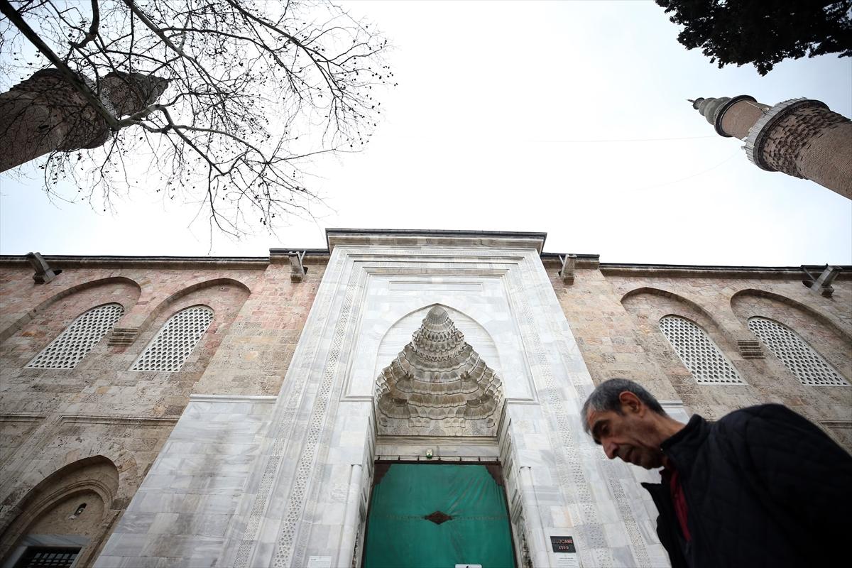 Ulu Camii'nin mahyası asıldı: 'Ramazan biz olmaktır'