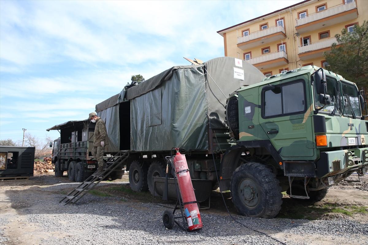 Mavi bereliler depremzedeleri Ramazan'da da bırakmıyor