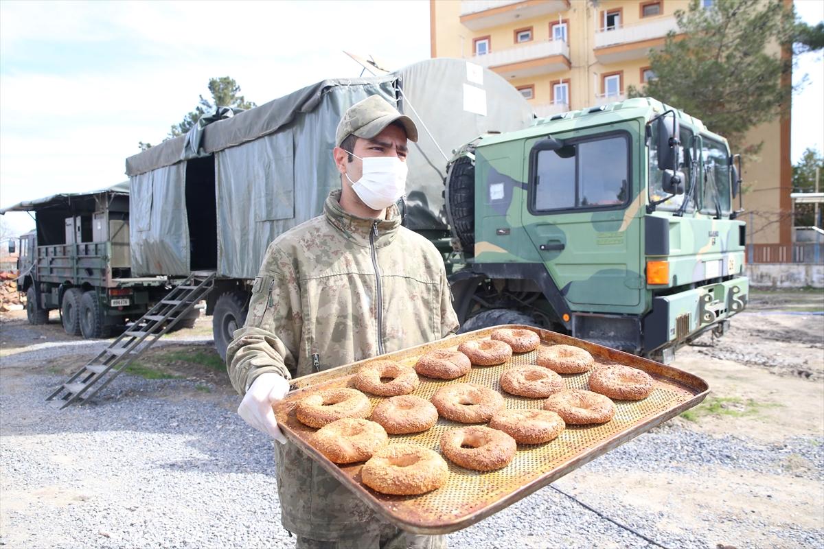 Mavi bereliler depremzedeleri Ramazan'da da bırakmıyor