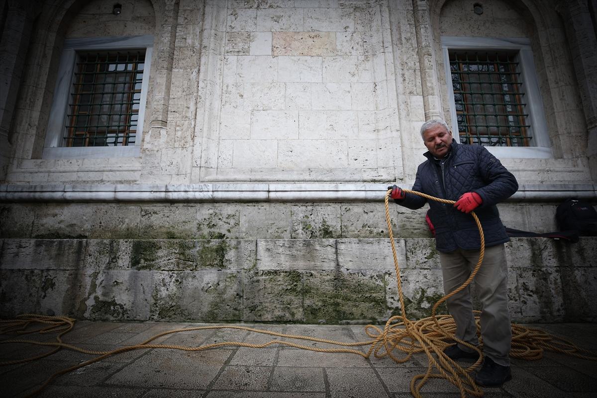 Ulu Camii'nin mahyası asıldı: 'Ramazan biz olmaktır'