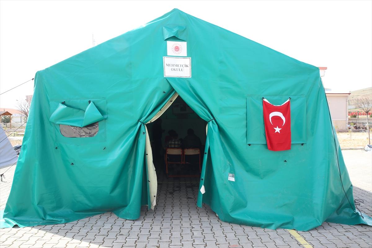 Mavi bereliler depremzedeleri Ramazan'da da bırakmıyor