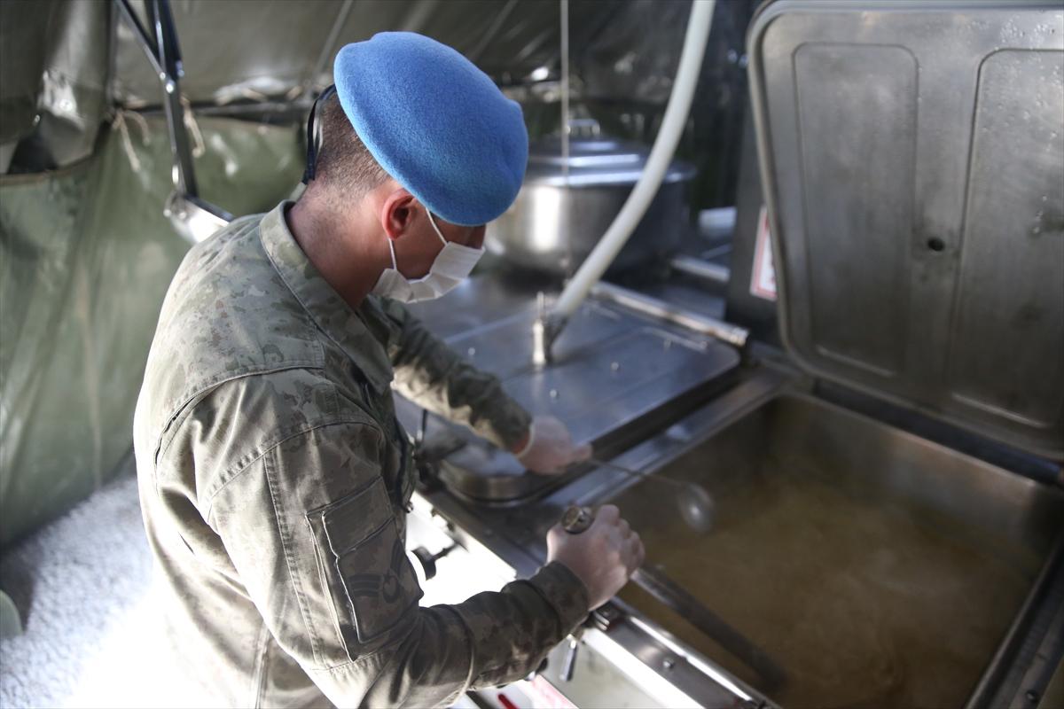 Mavi bereliler depremzedeleri Ramazan'da da bırakmıyor