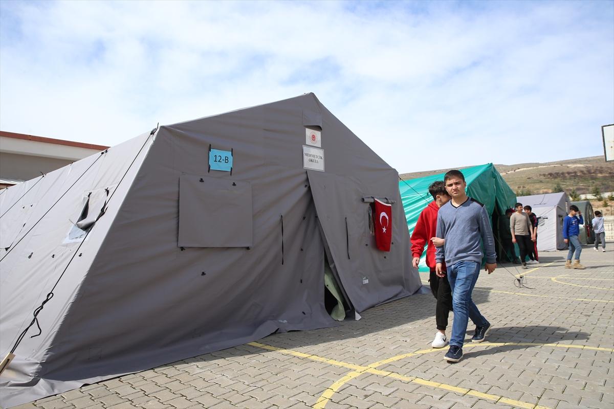 Mavi bereliler depremzedeleri Ramazan'da da bırakmıyor