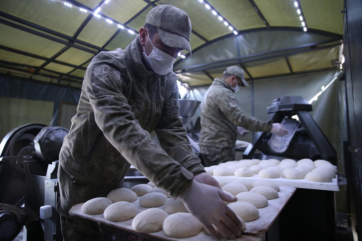 Mavi bereliler depremzedeleri Ramazan'da da bırakmıyor