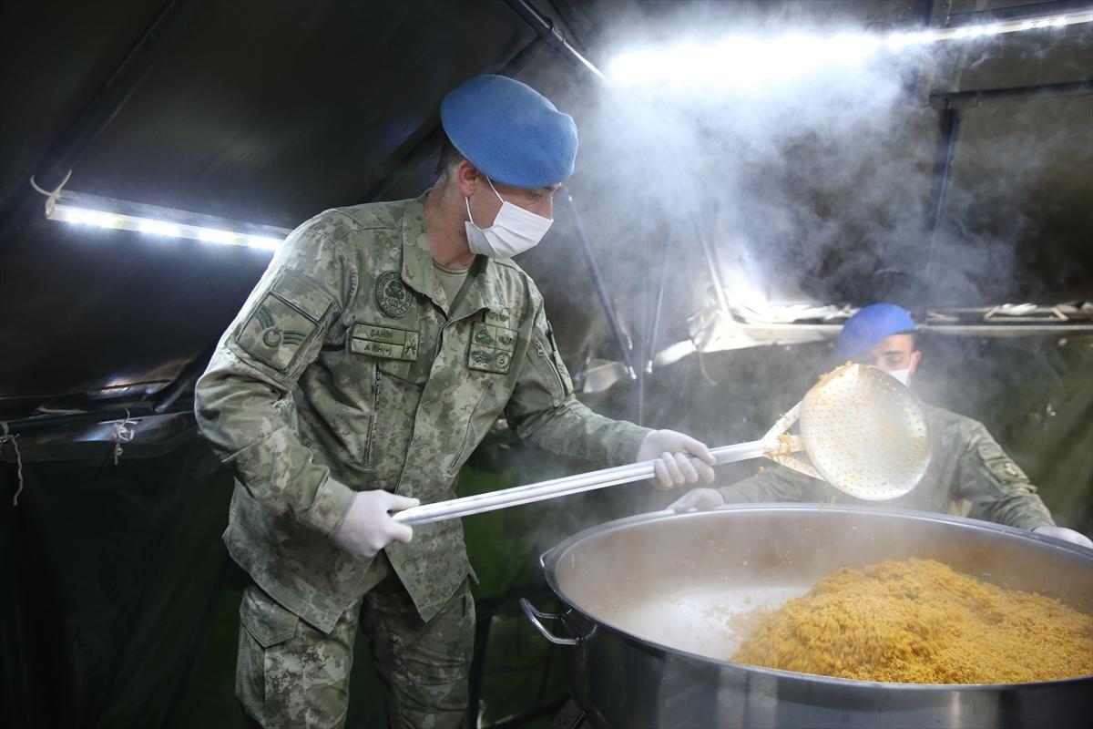 Mavi bereliler depremzedeleri Ramazan'da da bırakmıyor