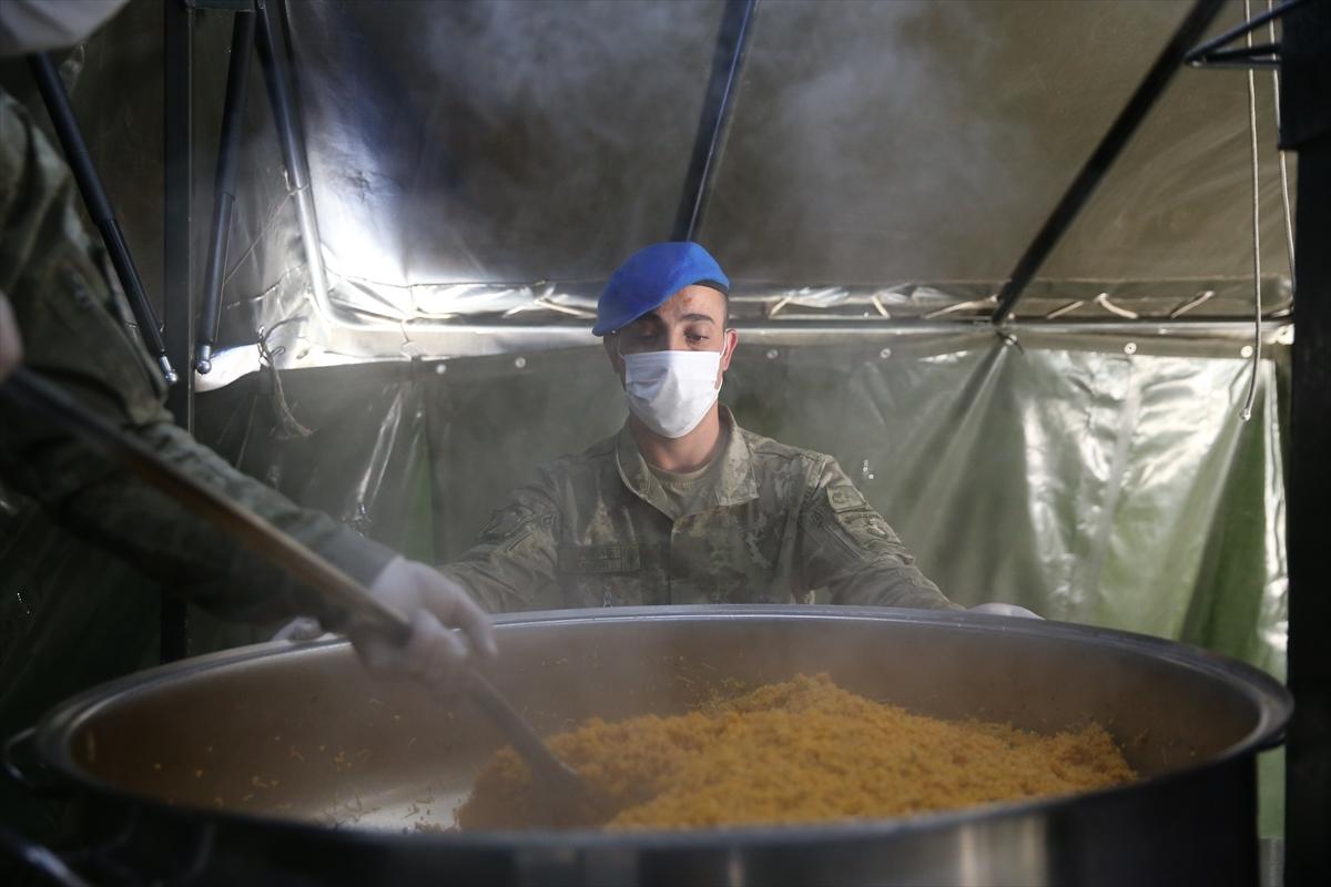 Mavi bereliler depremzedeleri Ramazan'da da bırakmıyor