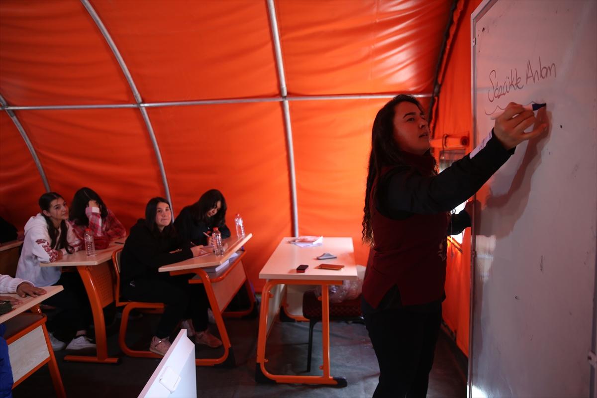 Mavi bereliler depremzedeleri Ramazan'da da bırakmıyor