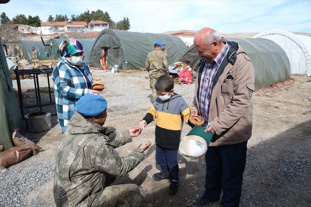 Mavi bereliler depremzedeleri Ramazan'da da bırakmıyor