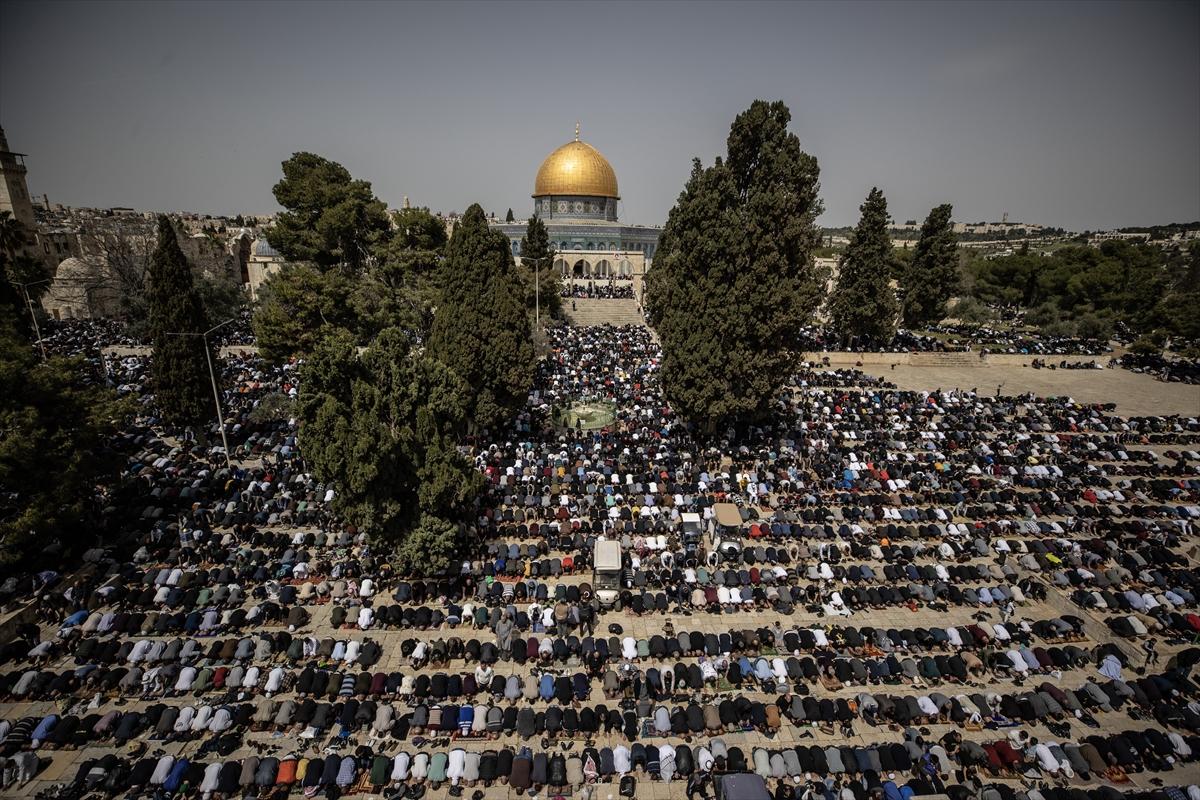 100 bin Filistinli ramazan ayının ilk cuma namazı için Mescid-i Aksa'ya akın etti