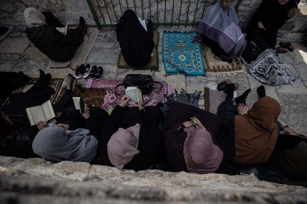 100 bin Filistinli ramazan ayının ilk cuma namazı için Mescid-i Aksa'ya akın etti