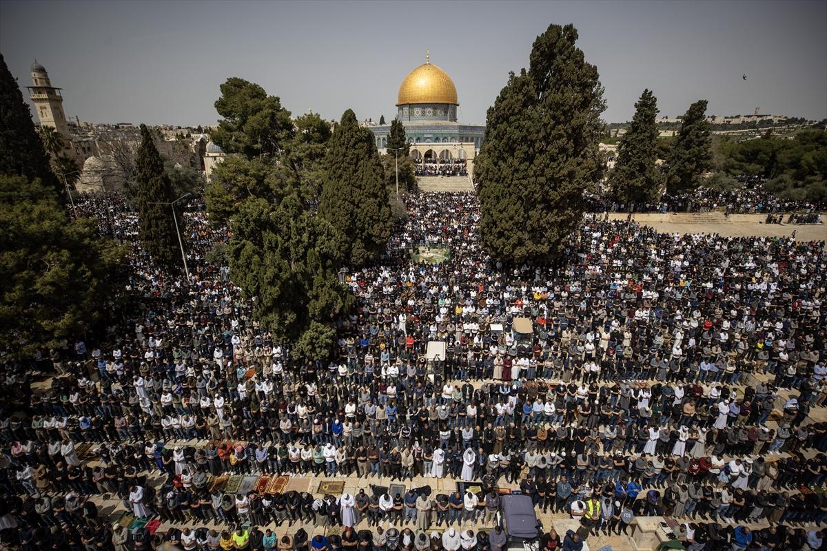 100 bin Filistinli ramazan ayının ilk cuma namazı için Mescid-i Aksa'ya akın etti