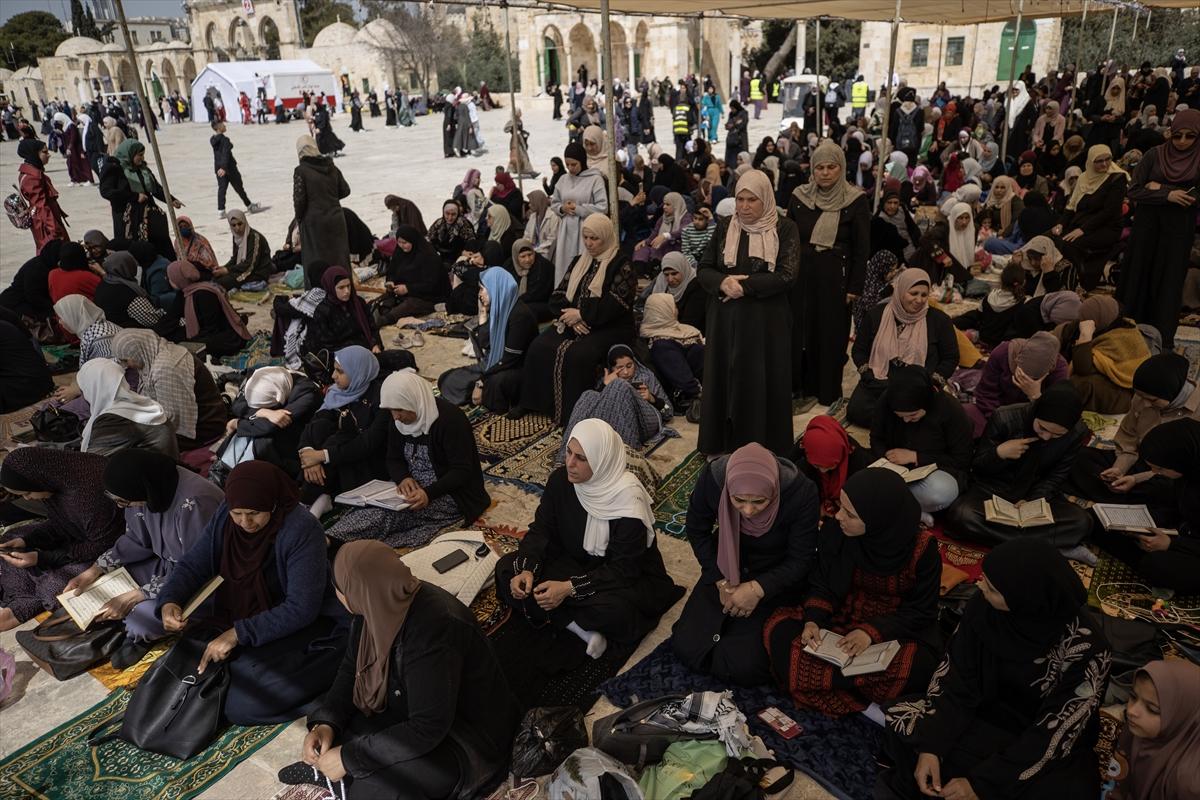 100 bin Filistinli ramazan ayının ilk cuma namazı için Mescid-i Aksa'ya akın etti