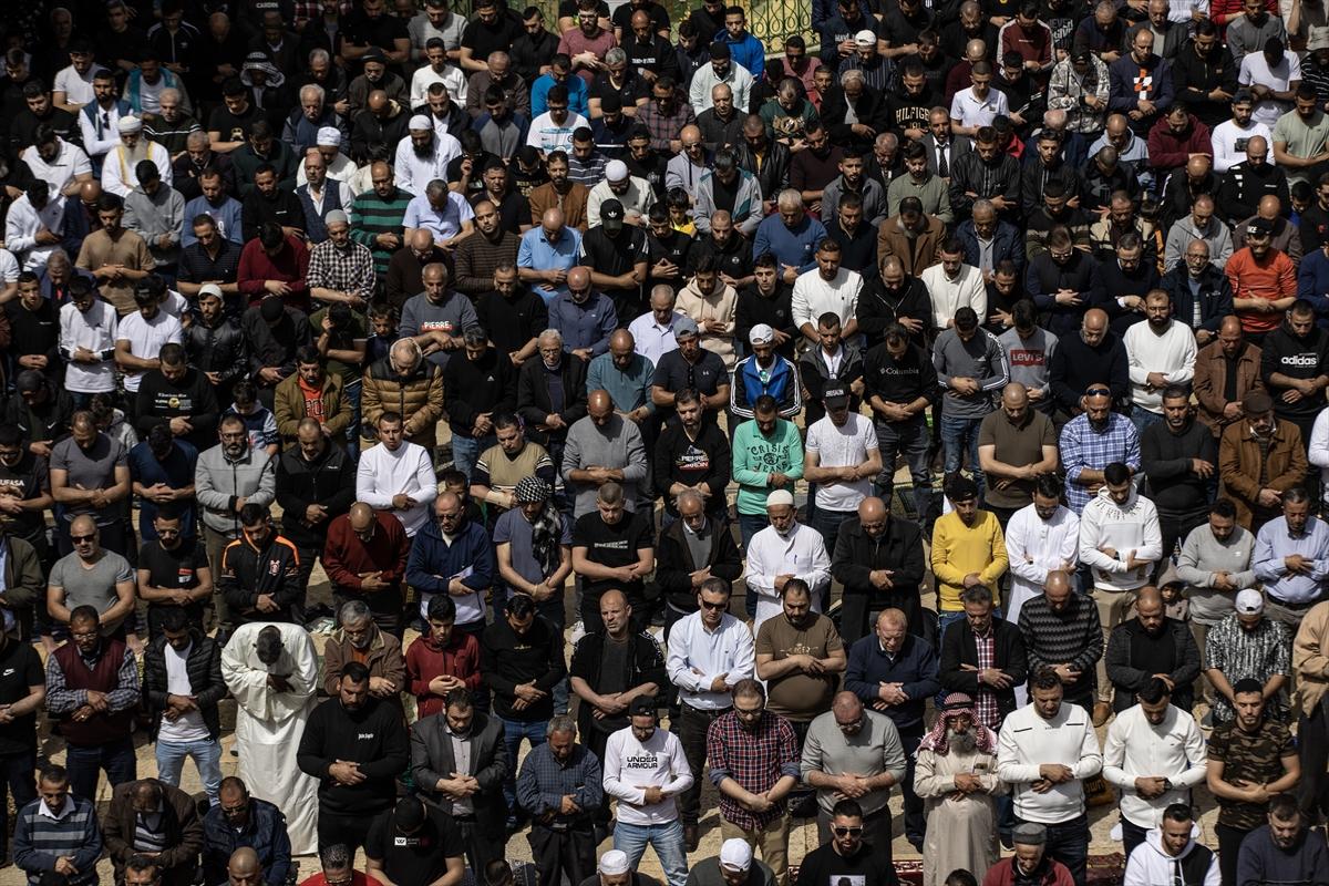 100 bin Filistinli ramazan ayının ilk cuma namazı için Mescid-i Aksa'ya akın etti