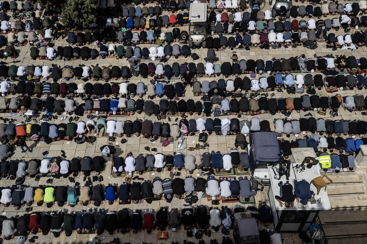 100 bin Filistinli ramazan ayının ilk cuma namazı için Mescid-i Aksa'ya akın etti