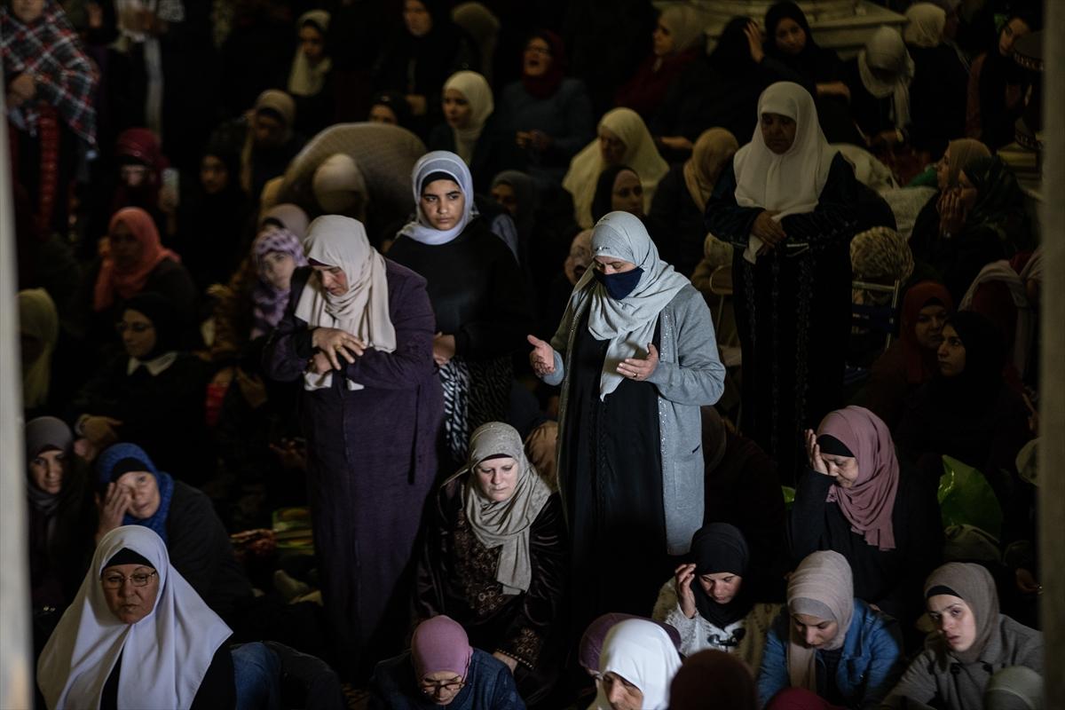 100 bin Filistinli ramazan ayının ilk cuma namazı için Mescid-i Aksa'ya akın etti