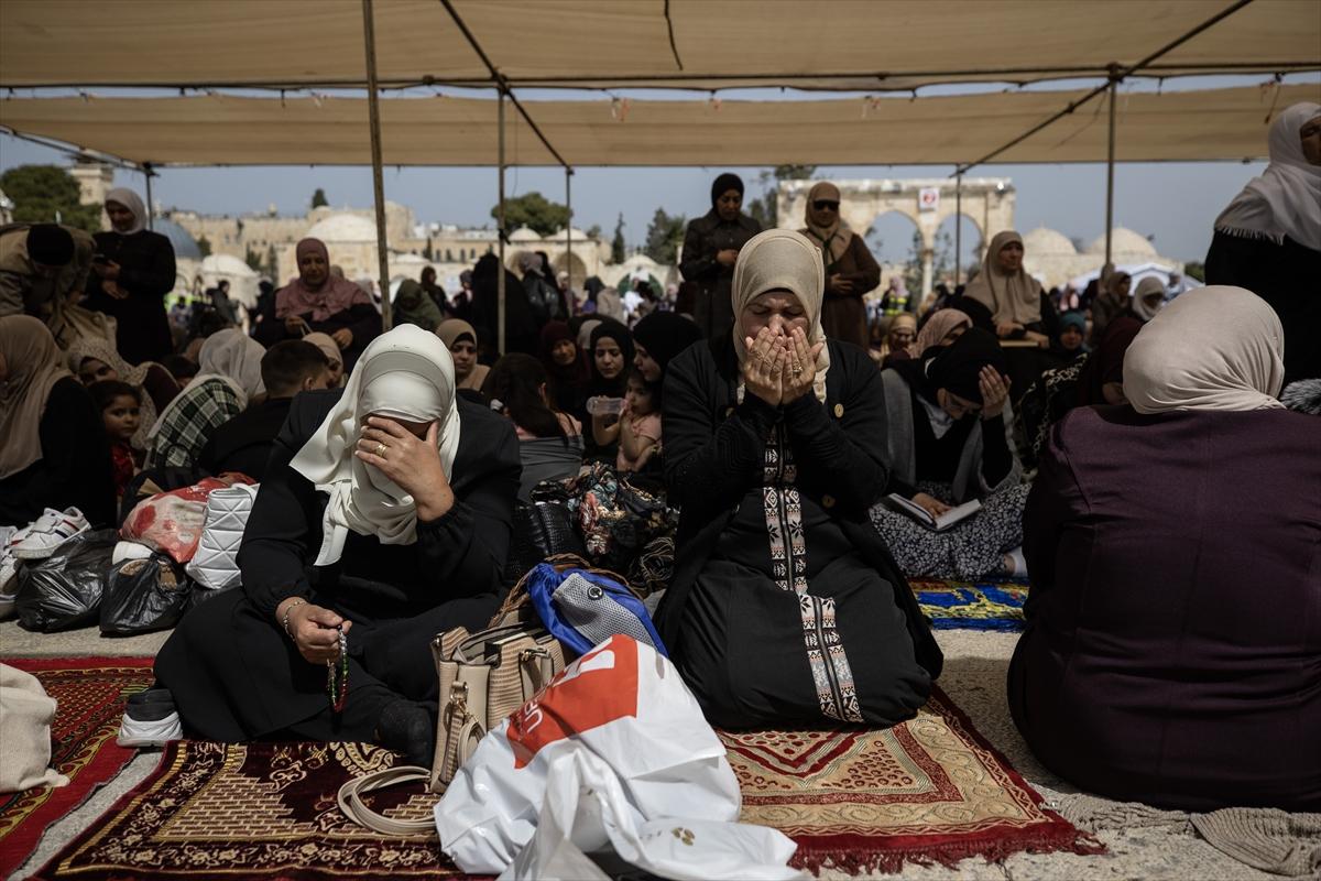 100 bin Filistinli ramazan ayının ilk cuma namazı için Mescid-i Aksa'ya akın etti