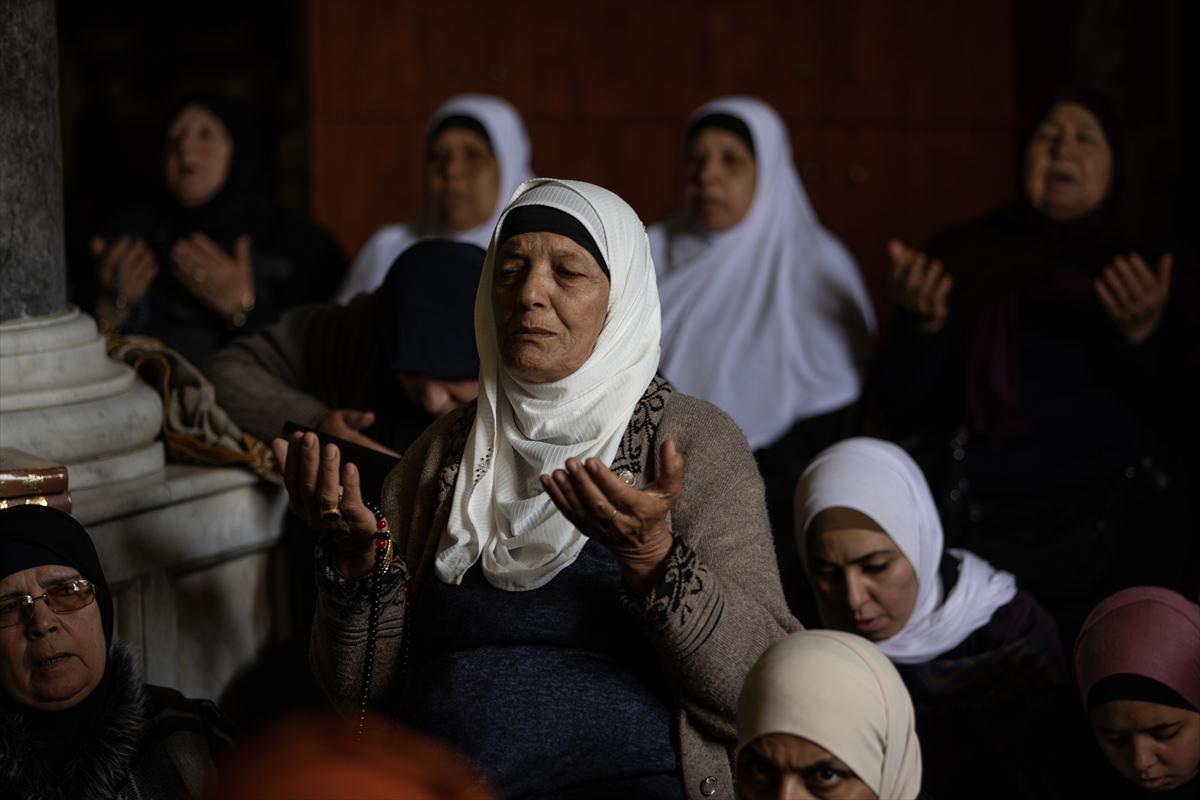 100 bin Filistinli ramazan ayının ilk cuma namazı için Mescid-i Aksa'ya akın etti