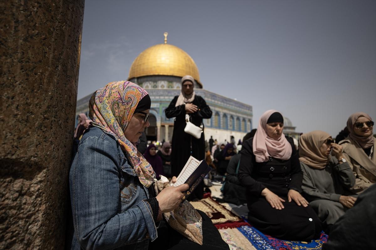 100 bin Filistinli ramazan ayının ilk cuma namazı için Mescid-i Aksa'ya akın etti