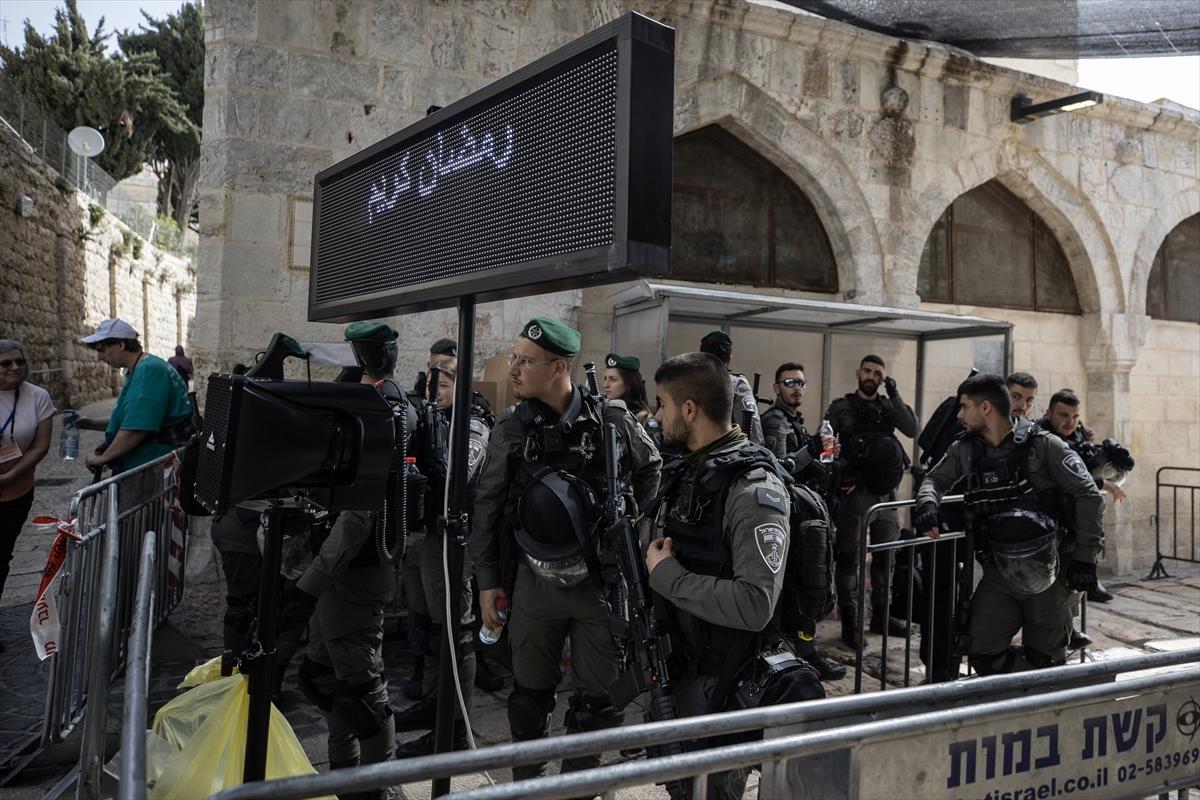 100 bin Filistinli ramazan ayının ilk cuma namazı için Mescid-i Aksa'ya akın etti