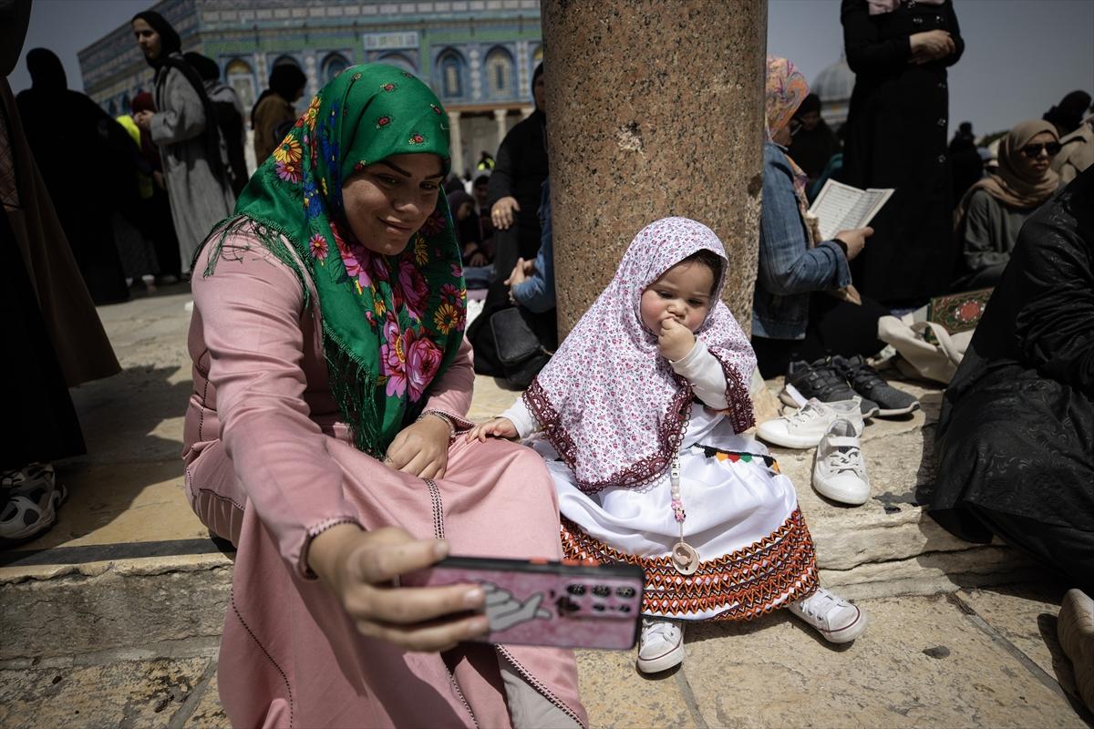 100 bin Filistinli ramazan ayının ilk cuma namazı için Mescid-i Aksa'ya akın etti