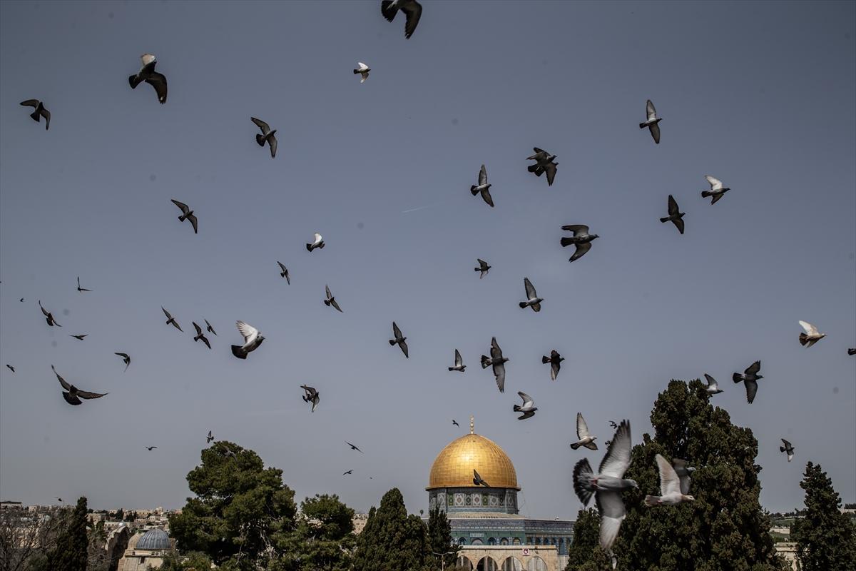 100 bin Filistinli ramazan ayının ilk cuma namazı için Mescid-i Aksa'ya akın etti