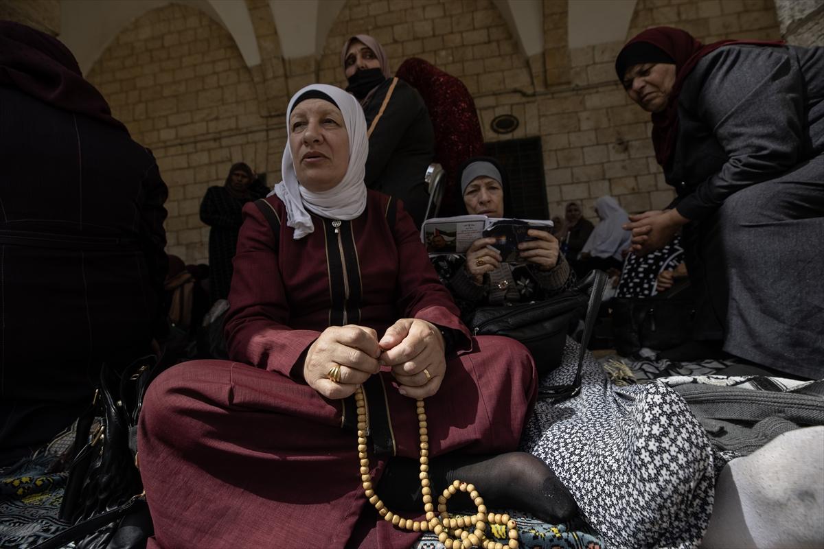 100 bin Filistinli ramazan ayının ilk cuma namazı için Mescid-i Aksa'ya akın etti