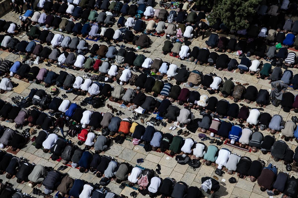 100 bin Filistinli ramazan ayının ilk cuma namazı için Mescid-i Aksa'ya akın etti