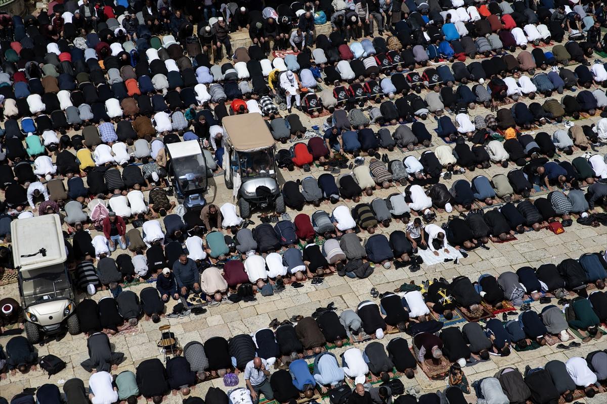 100 bin Filistinli ramazan ayının ilk cuma namazı için Mescid-i Aksa'ya akın etti
