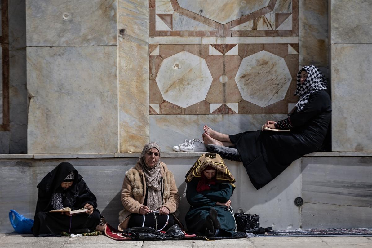 100 bin Filistinli ramazan ayının ilk cuma namazı için Mescid-i Aksa'ya akın etti