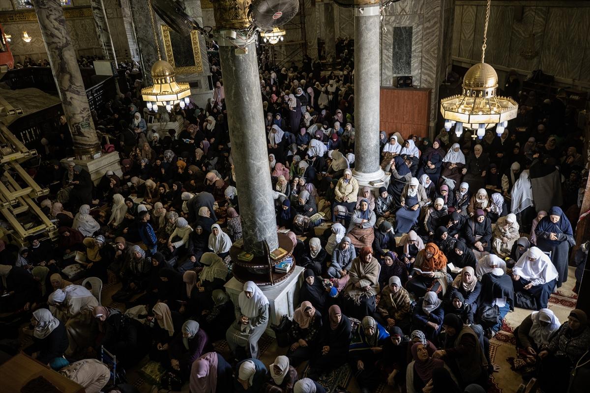 100 bin Filistinli ramazan ayının ilk cuma namazı için Mescid-i Aksa'ya akın etti