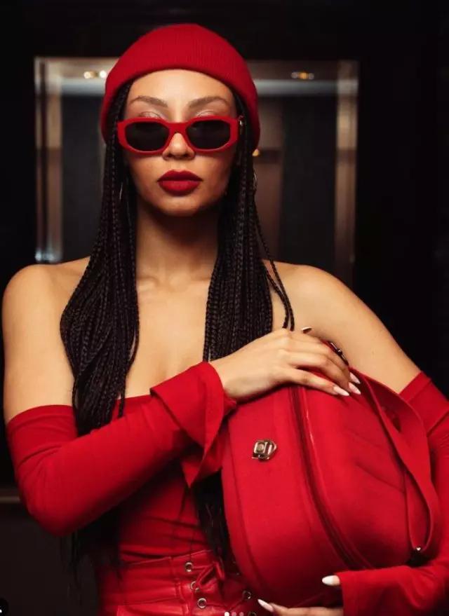 Sihirli Annem’in Toprak’ı Jennifer Boyner iddialı pozlarıyla mest etti!