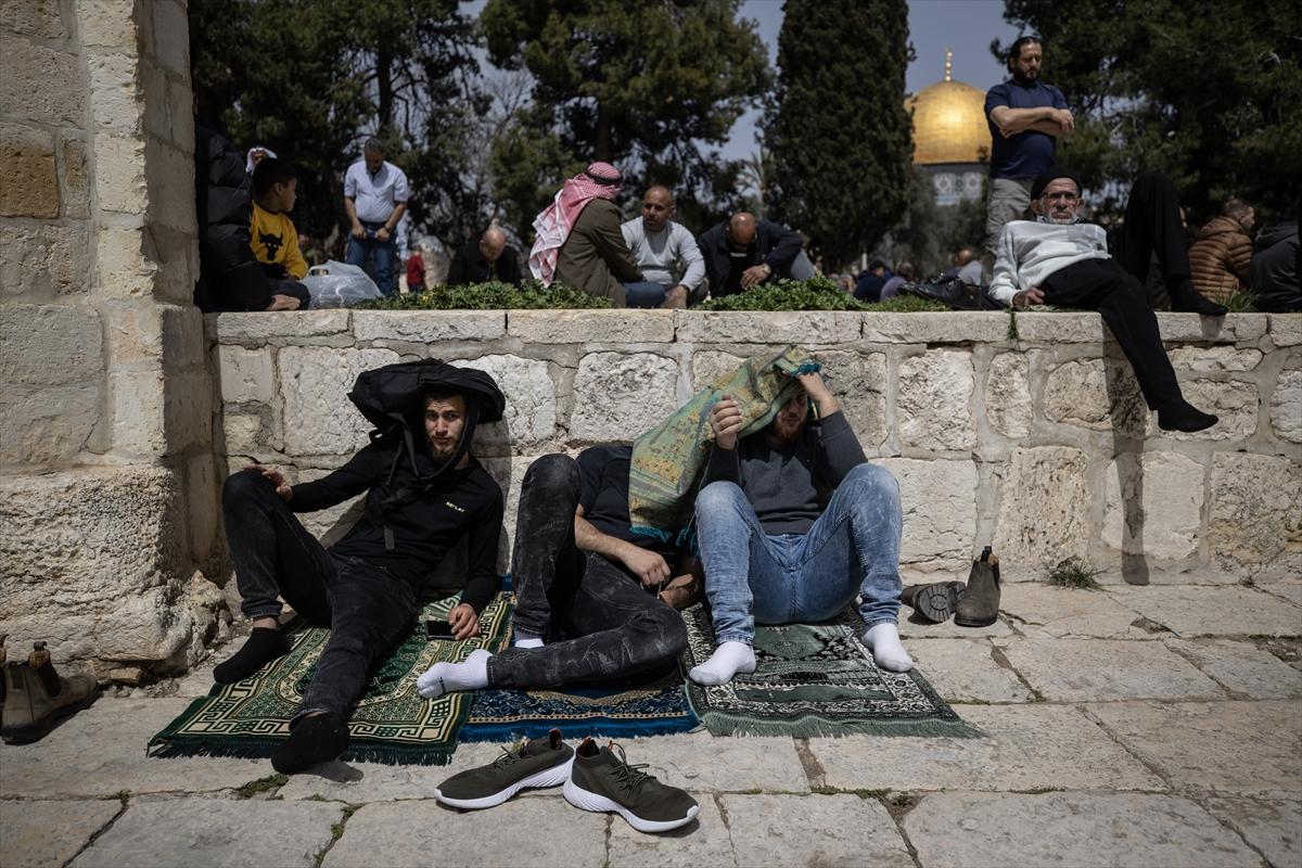 100 bin Filistinli ramazan ayının ilk cuma namazı için Mescid-i Aksa'ya akın etti