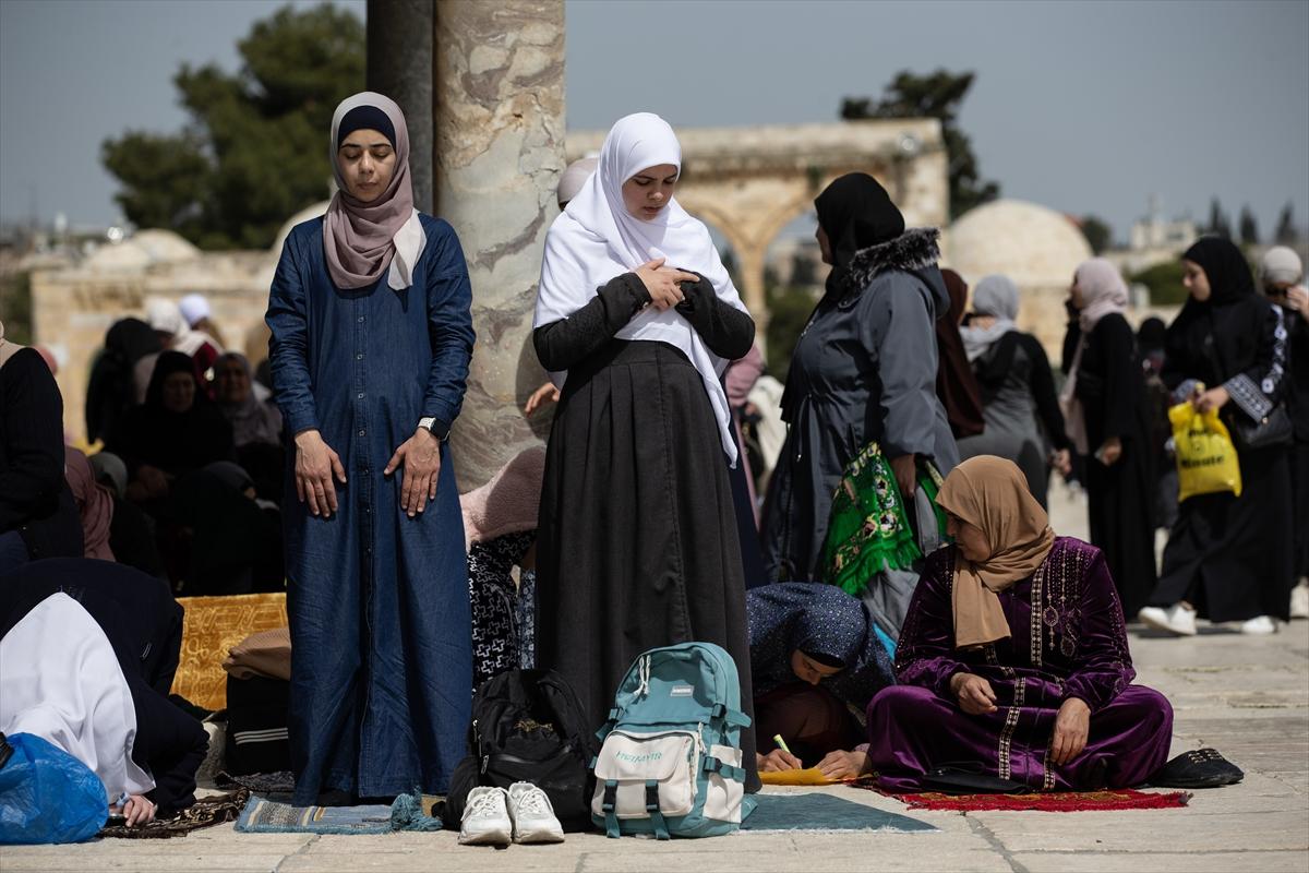 100 bin Filistinli ramazan ayının ilk cuma namazı için Mescid-i Aksa'ya akın etti