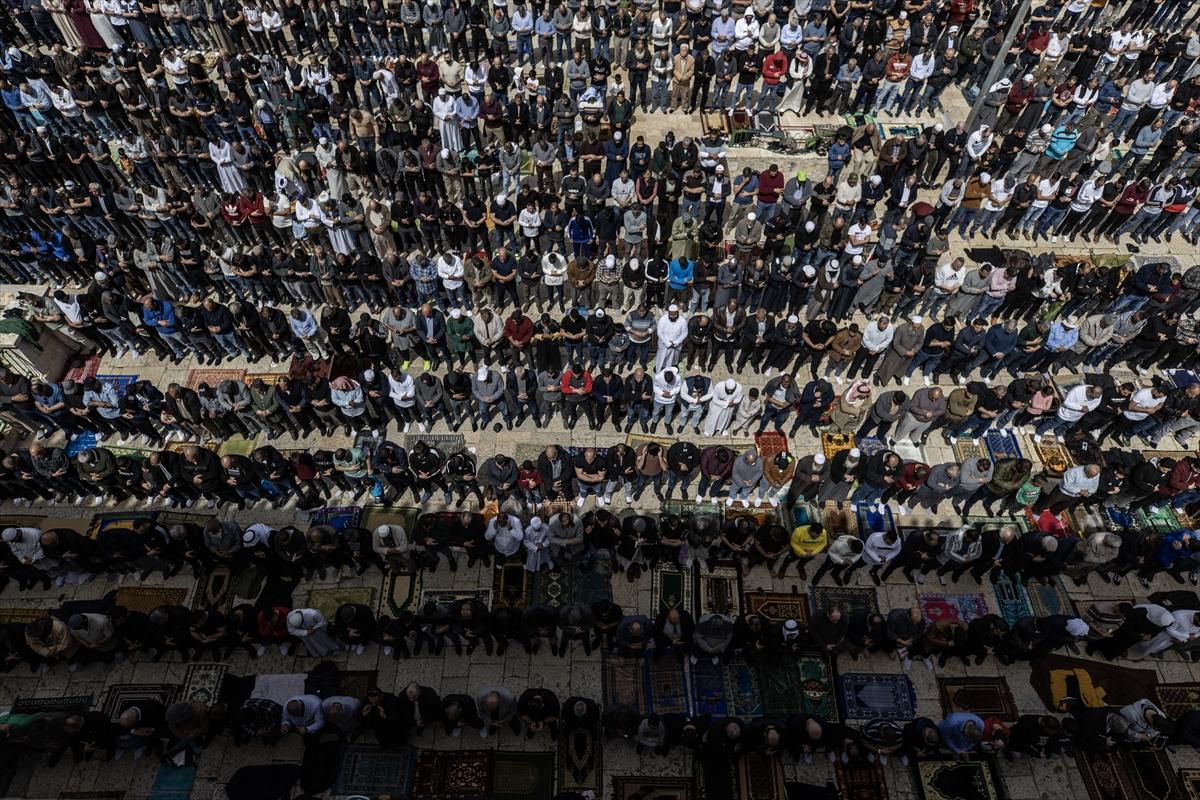 100 bin Filistinli ramazan ayının ilk cuma namazı için Mescid-i Aksa'ya akın etti