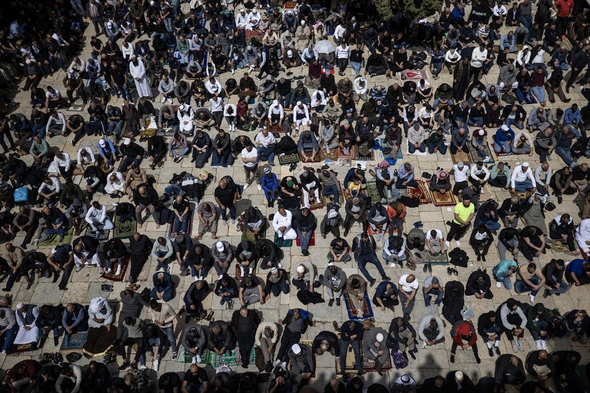100 bin Filistinli ramazan ayının ilk cuma namazı için Mescid-i Aksa'ya akın etti