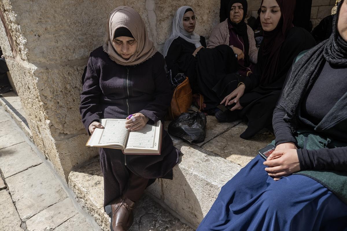 100 bin Filistinli ramazan ayının ilk cuma namazı için Mescid-i Aksa'ya akın etti