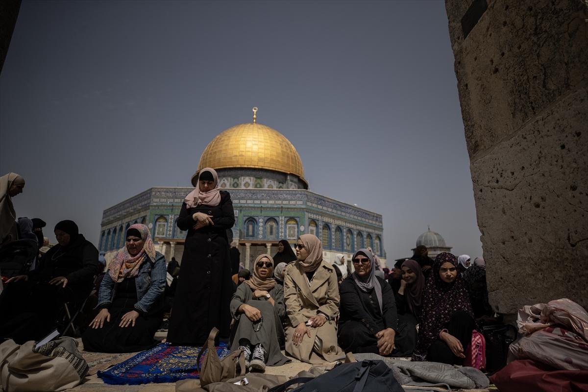 100 bin Filistinli ramazan ayının ilk cuma namazı için Mescid-i Aksa'ya akın etti