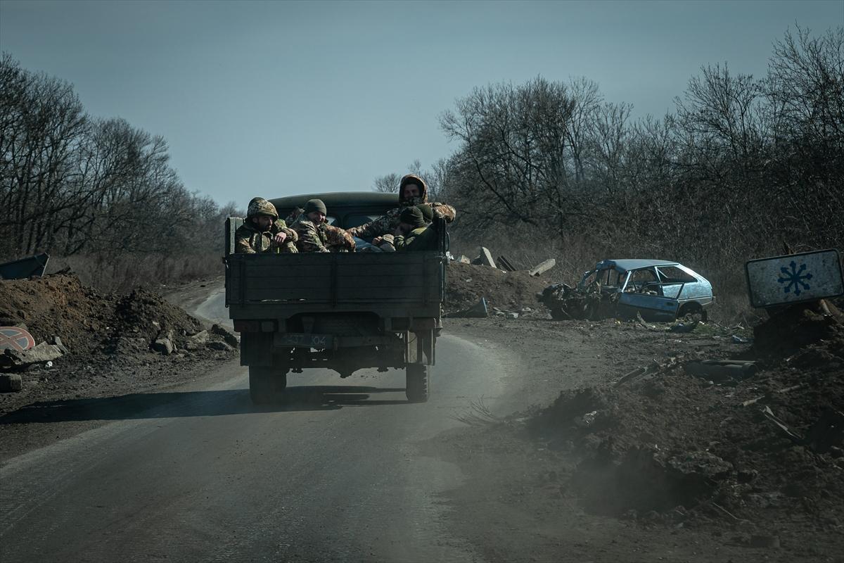 Ukrayana'da savaşın gölgesinde yaşam devam ediyor
