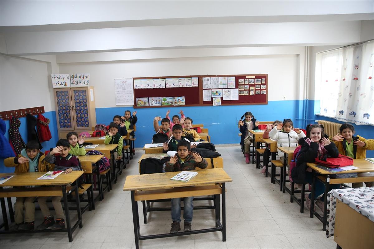 Depremin vurduğu 4 ilde eğitime başlandı: Sevinçler karelere yansıdı