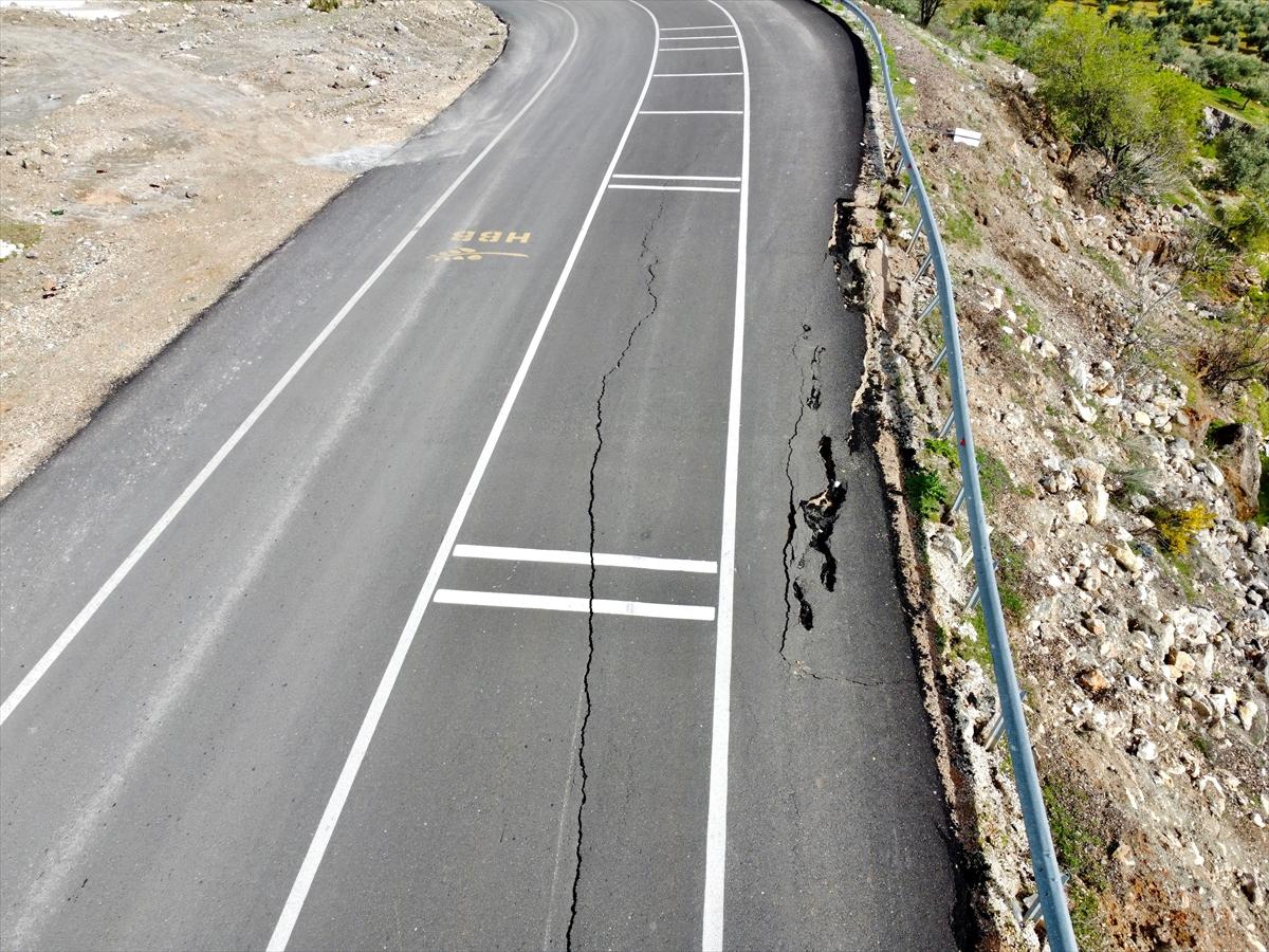 Hatay'da depremin ardından yarıklar oluştu