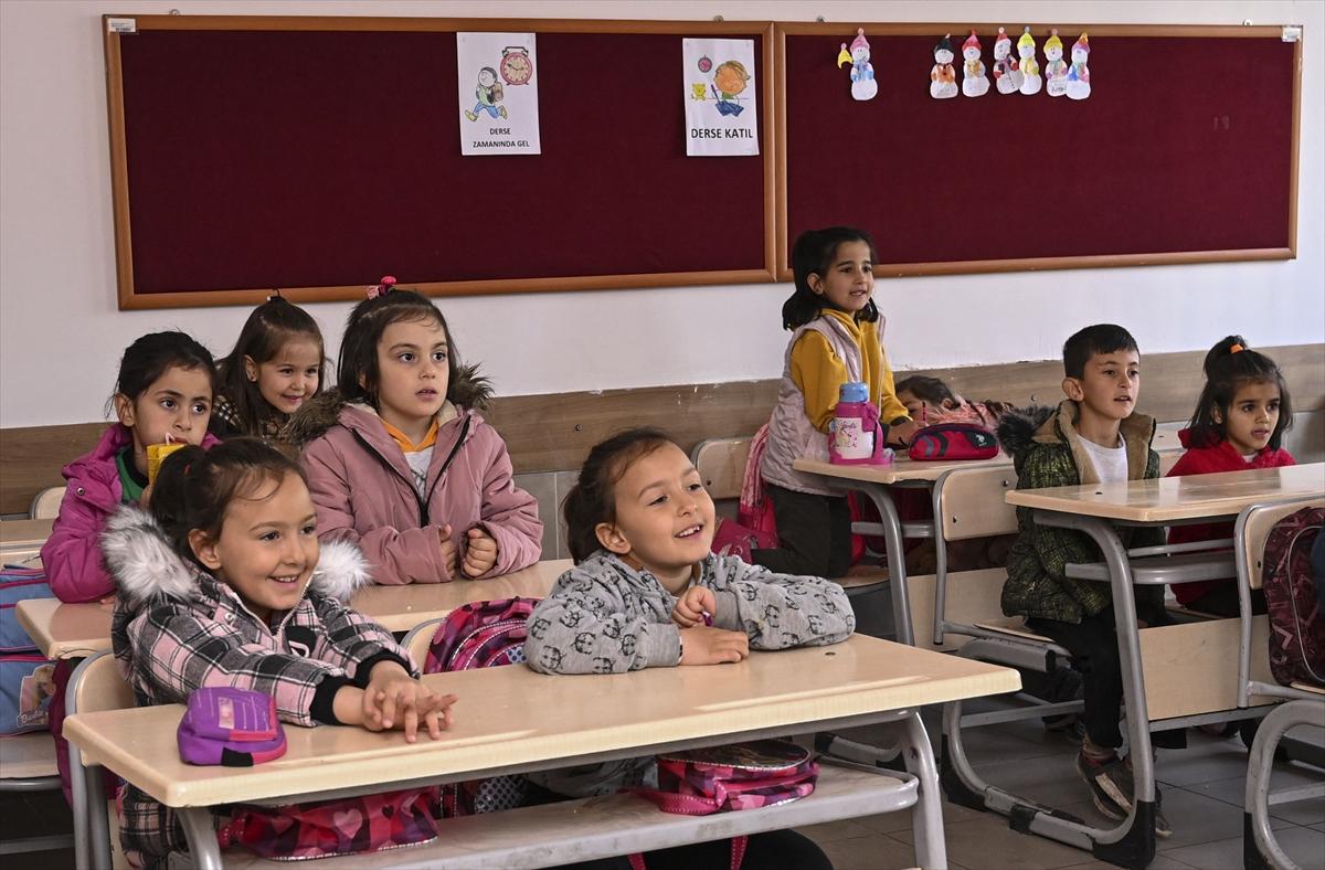Depremin vurduğu 4 ilde eğitime başlandı: Sevinçler karelere yansıdı