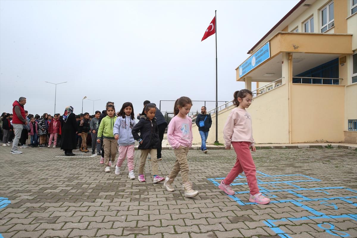 Depremin vurduğu 4 ilde eğitime başlandı: Sevinçler karelere yansıdı