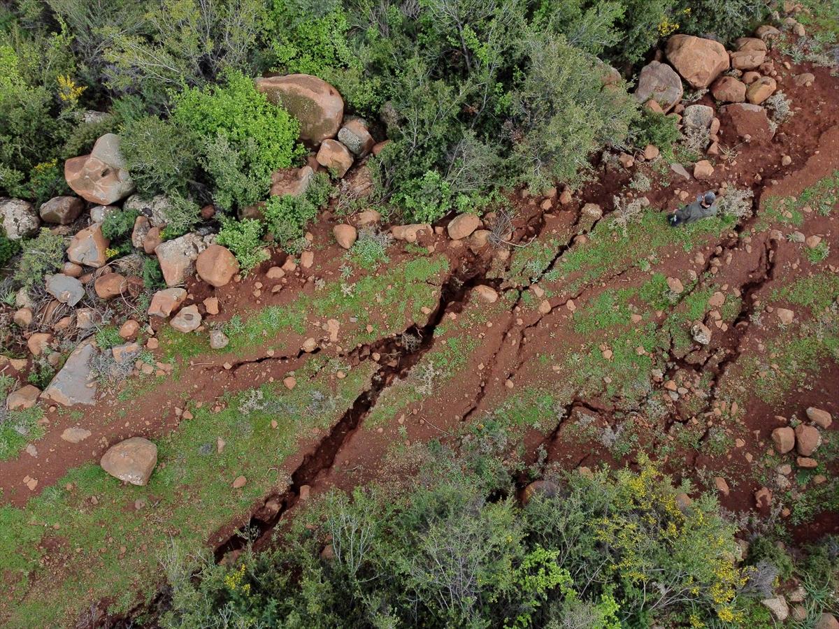 Hatay'da depremin ardından yarıklar oluştu