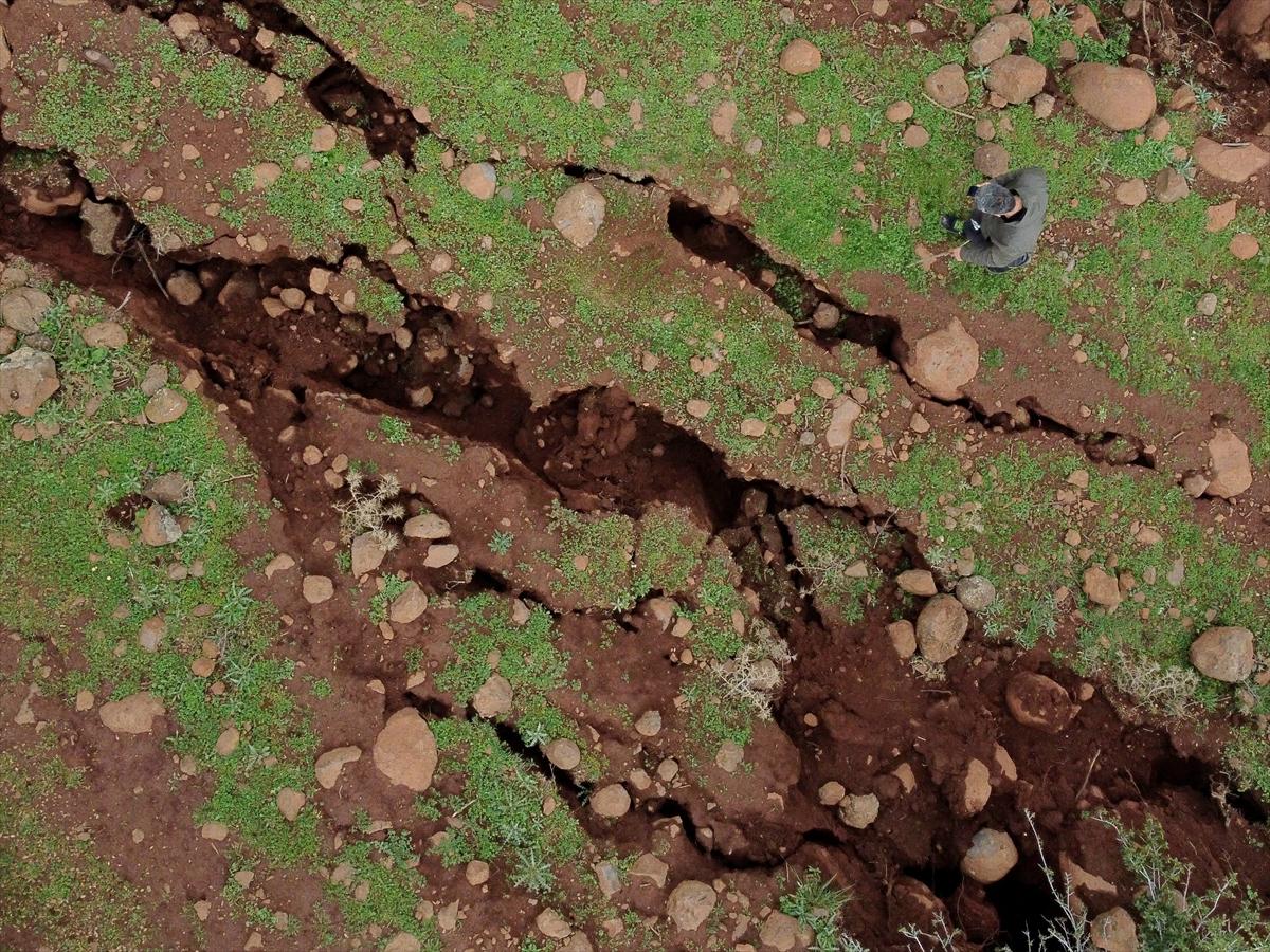 Hatay'da depremin ardından yarıklar oluştu