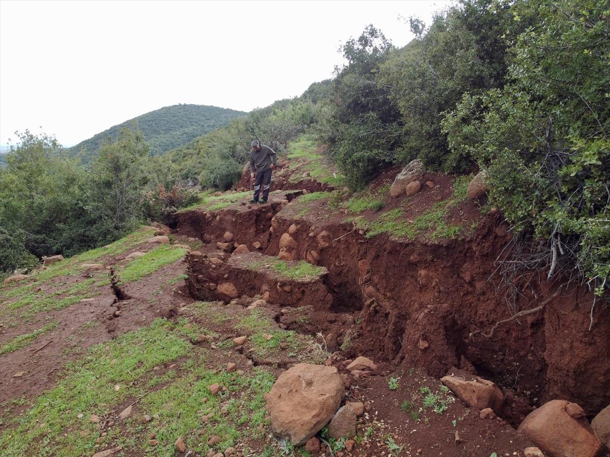 Hatay'da depremin ardından yarıklar oluştu